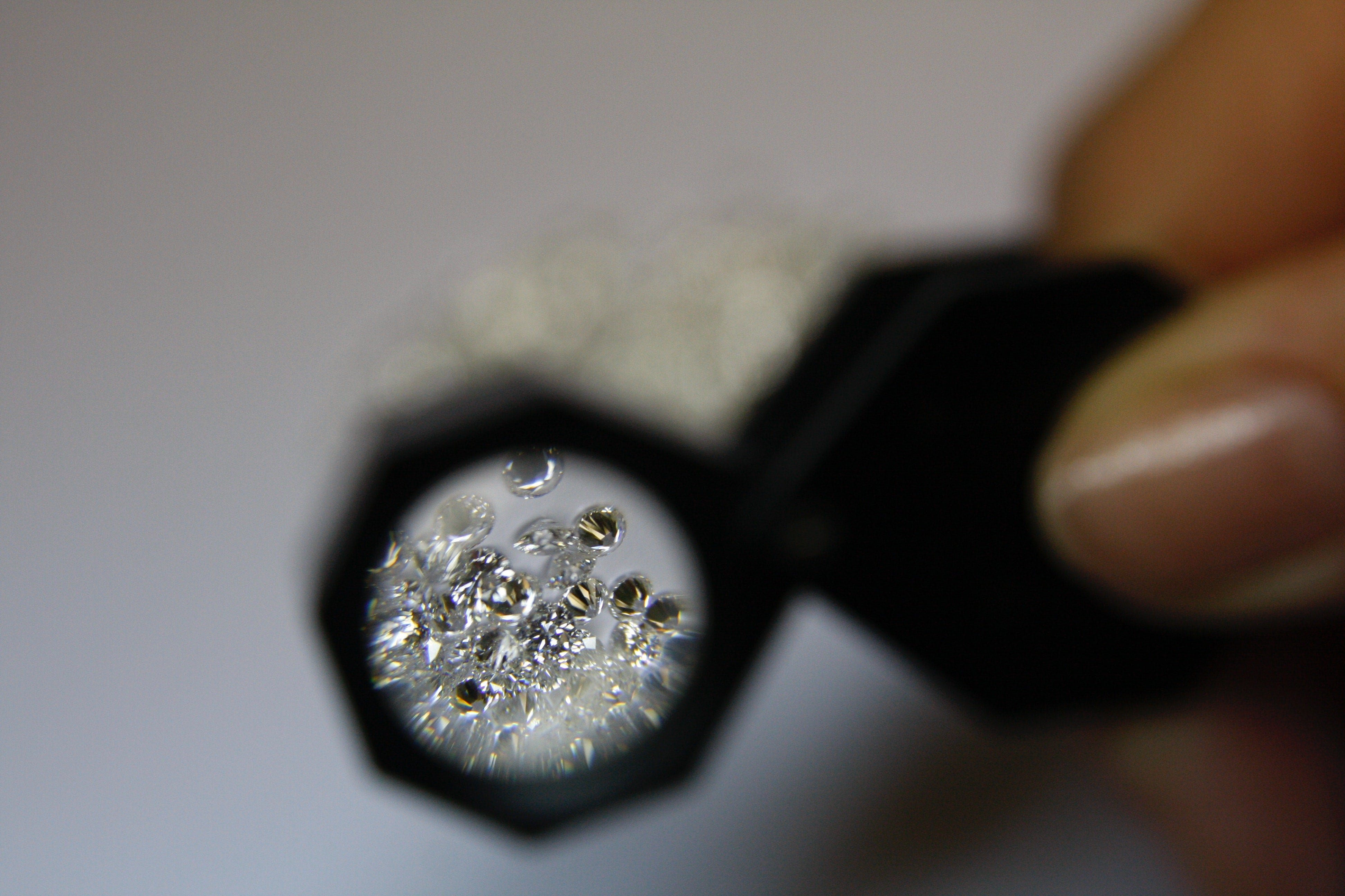 Lab-Grown Diamonds vs. Natural Diamonds: Which is the Better Option for You?